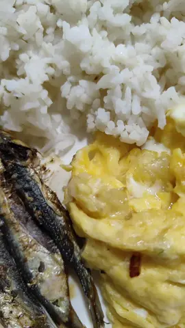 Tuyo at Itlog Almusal ng Bayani Noon at Ngayon! 🇵🇭☀️ Alam mo ba? Bago pa nauso ang fast food, ito na ang almusal ng mga Pilipino — pritong tuyo at itlog! 🐟🍳 Simple pero sapat, abot-kaya pero busog sa sarap! Ito rin daw ang paborito ng ilang bayani noong panahon ng rebolusyon. Kaya kung tuyo lang ang ulam mo ngayong umaga… ipagmalaki mo ‘yan! Kasama ka sa tradisyon ng matitibay na Pinoy! 🇵🇭 #AlamMoBa #PinoyAlmusal #TuyoAtItlog #SarapNgSimplengBuhay #BidaAngTuyo #KwentongAlmusal #WinnzBackyardFarm #FarmToFacts #PinoyBreakfast #SimplengUlam #ReelsPH #MasarapNaTipid #KwentongBahay #GoodMorningPhilippines