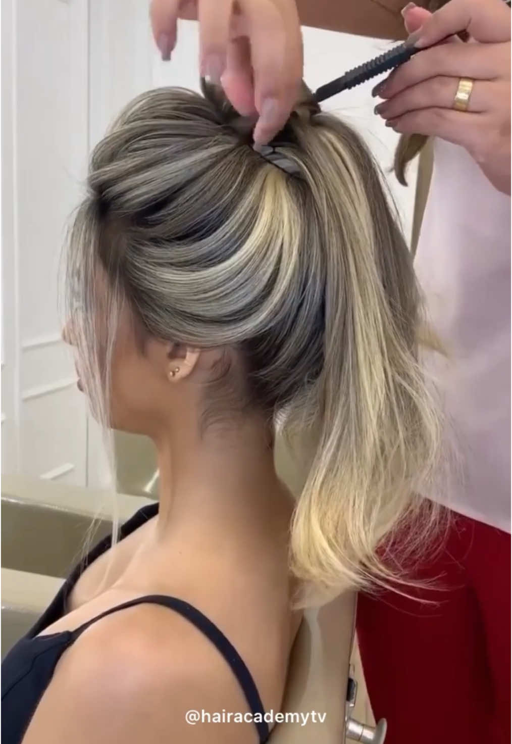 gorgeous hair tutorial  by @renataandradepenteados ✍️  #shorthair #shorthairideas #hairtutorial #pixiecut #pixiehair #bobhaircut #hairstylevideo #trendyhair #shorthairdontcare #trending #style #colorhair #saçmodelleri #hairfashion #ohiohair #newhaircut #saç #saçkesimi #shorthairlove #trend #sassoonacademy #pixies #pixiecut #blondehair #blondhair #haircolortrends #silverhair  #greyhair #squarehair #hairacademytv #hairvideoshow