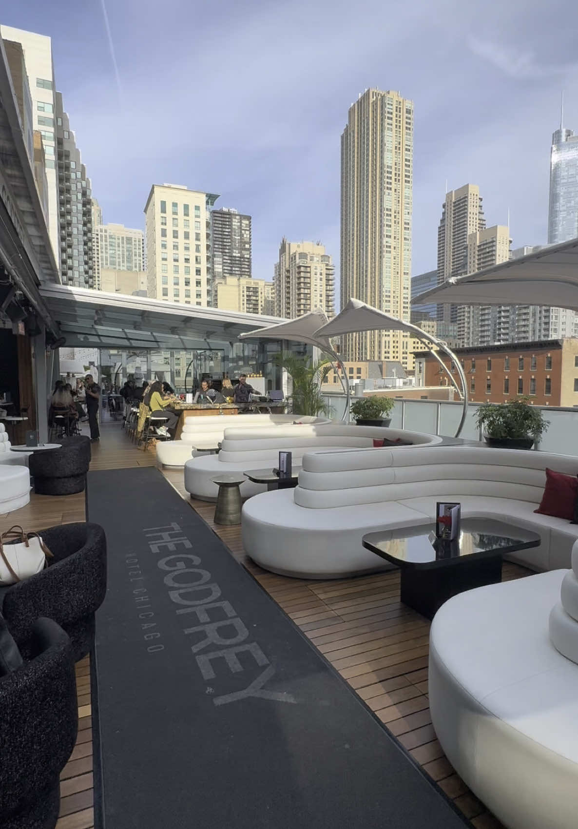 Spend the day with me at I|O Godfrey Rooftop Lounge 🌇 Just good views, a cute vibe, and some much-needed rooftop peace 😌 #IOGodfrey #ChicagoVibes #RiahOnTheMove #RooftopDays #SoftLifeEnergy