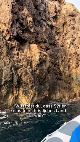 “Wusstest du, dass Syrien einst ein christliches Land war?” 👉 Vor dem Islam war Syrien Teil des Byzantinischen Reiches – einem christlich geprägten Imperium. Die Mehrheit der Bevölkerung war christlich, vor allem syrisch-orthodoxe und melkitische Christen. 🕍 📆 Im Jahr 634 n. Chr. begann die muslimische Expansion unter dem Kalifen ʿUmar ibn al-Khaṭṭāb. Die Araber rückten in syrisches Gebiet vor. ⚔️ Schlacht am Jarmuk (636 n. Chr.) – ein entscheidender Sieg der muslimischen Armee gegen das byzantinische Heer. 🏙️ Bis 638 n. Chr. fiel Damaskus – und Syrien wurde Teil des Islamischen Kalifats. 🕌 Seitdem wurde Damaskus sogar Hauptstadt des Umayyaden-Kalifats – eines der wichtigsten islamischen Reiche der Geschichte. 💡 Fazit: Syrien war über 600 Jahre christlich, bevor es in wenigen Jahren unter islamische Herrschaft kam. Und das durch militärische Eroberung – nicht nur durch Missionierung.#geschichte #islamic #pov #cristentum #christ 