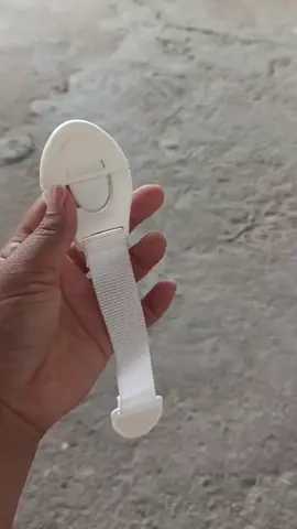 🚼 Proteja quem você mais ama! Kit com 10 Unidades - Trava de Segurança para Gavetas e Armários ✅ Evite acidentes: Impede que bebês e crianças pequenas abram gavetas e armários, prevenindo machucados e evitando contato com objetos perigosos. ✅ Fácil de instalar: Não precisa de ferramentas! Fixação rápida com adesivo super resistente. ✅ Discreto e seguro: Design compacto e na cor branca, que combina com qualquer ambiente da sua casa. ✅ Versátil: Ideal para gavetas, armários, geladeiras, vasos sanitários e muito mais! ✅ Alta durabilidade: Material de qualidade, resistente ao uso diário. 💡 Segurança nunca é demais! Garanta a proteção do seu bebê e tenha mais tranquilidade no dia a dia. 👉 Quer garantir o seu Kit com 10 travas? Comente 