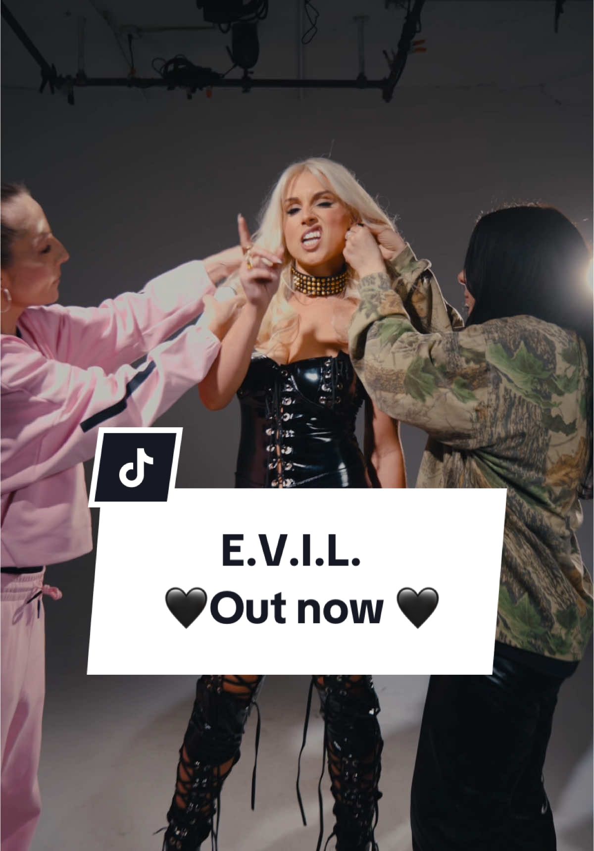 We ain’t on the farm anymore 🖤💁🏼‍♀️ #rock #music #rockmusic #metalcore #singer #heavy #royalelynn #hardrock #dance #MentalHealth #metal #new #news #album #fun #rockandroll #rocknroll #happy #viral #dancechallenge 