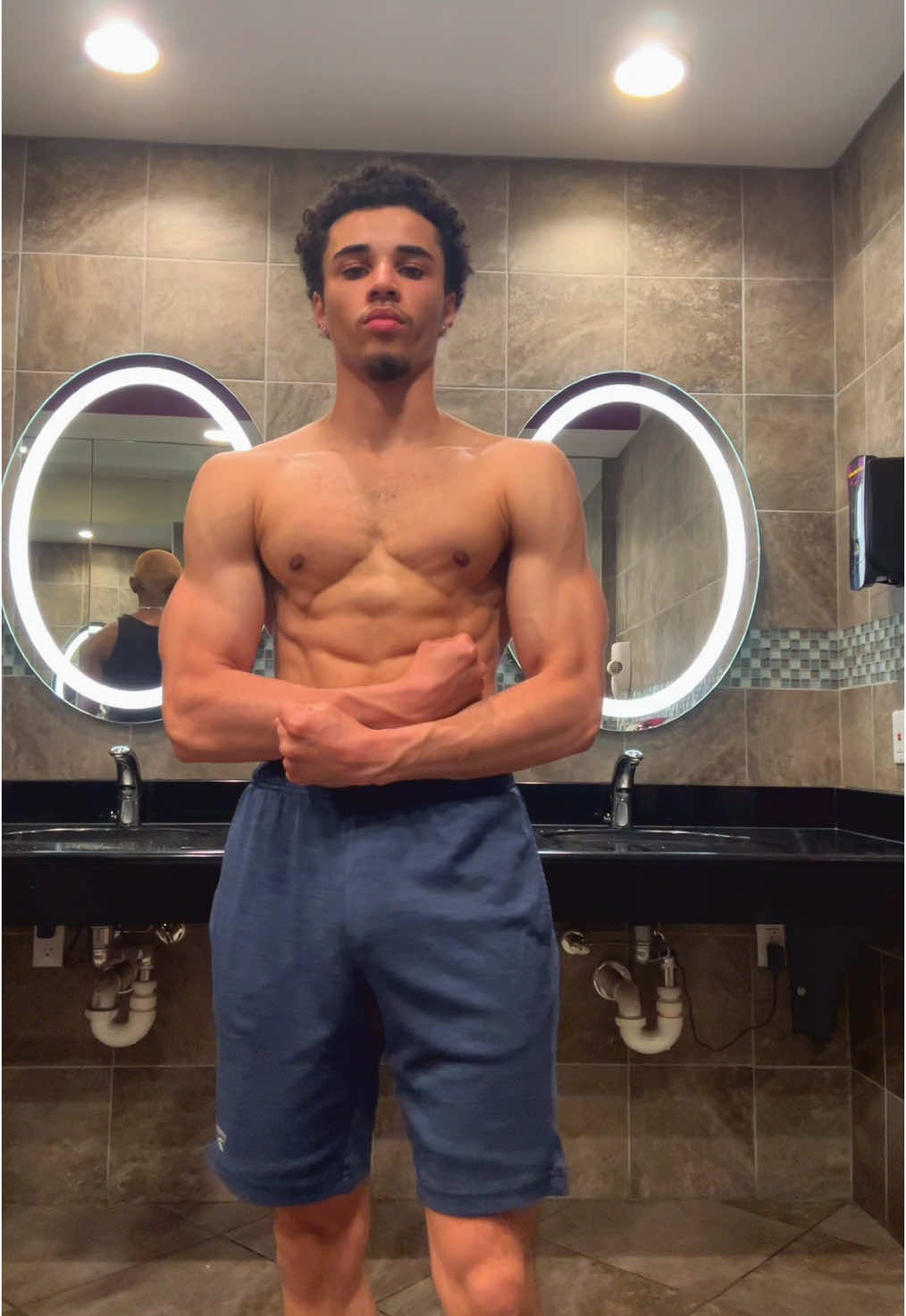 It was leg day but still had to flex😂 #GymTok #gym #calisthenics #physique #lean #fyp