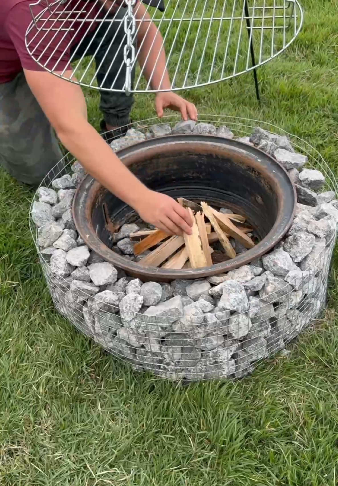 Essas pedras pareciam sem valor… até ele criar isso!  😲