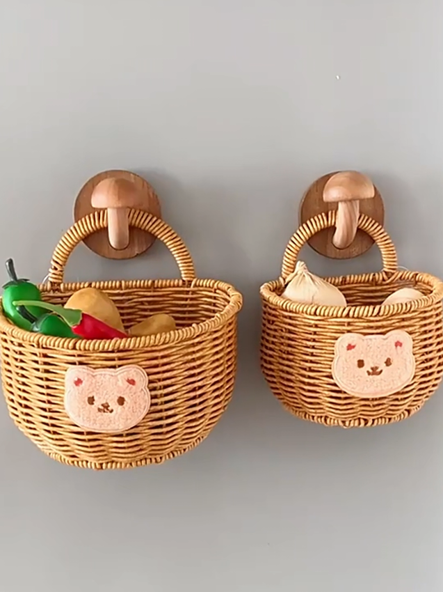 Giỏ nhựa giả mây treo tường nhà bếp, hình gấu dễ thương, đựng hành tỏi ớt gừng. #giotreotuongnhabep #giodunghanhtoitreotuong #giodunghanhtoikho #giodungdonhabep #gionhuatreotuong #giodunghanhtoi 