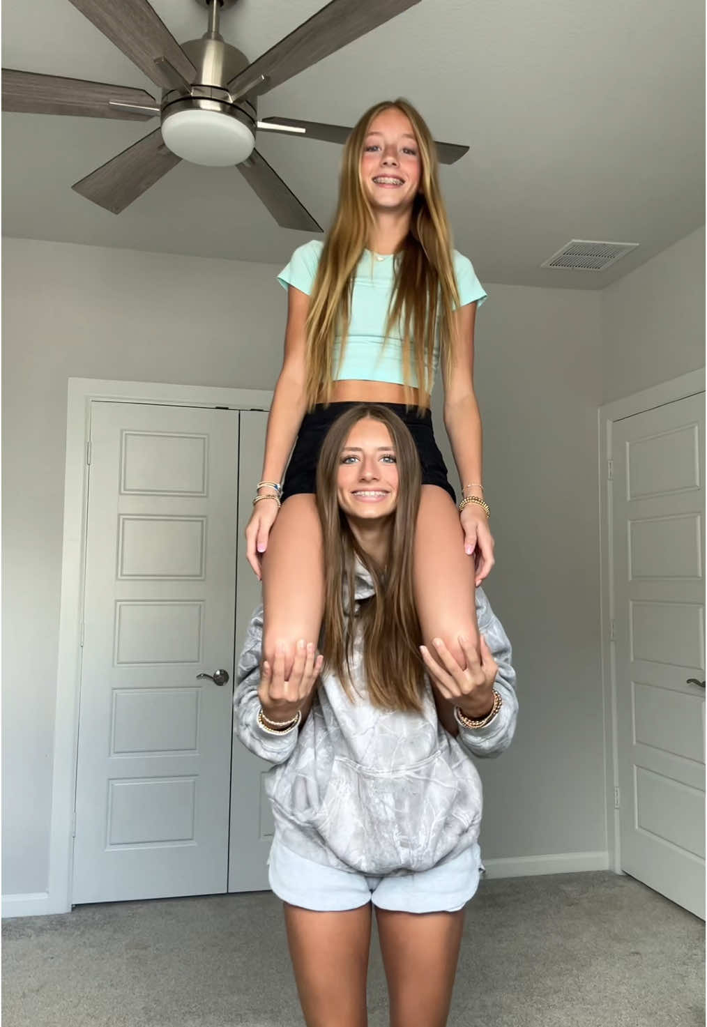 upside down 🤸🏼‍♀️ #fyp #dance #blowup #viral #4u #twin #bsf #sister #duo #upsidedown #fakebody 