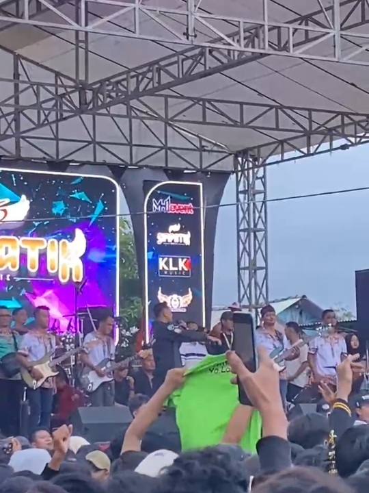 Detik detik penonton rusuh diberi bogem mentah TNI 🔥 #simpatikmusic #fyp 