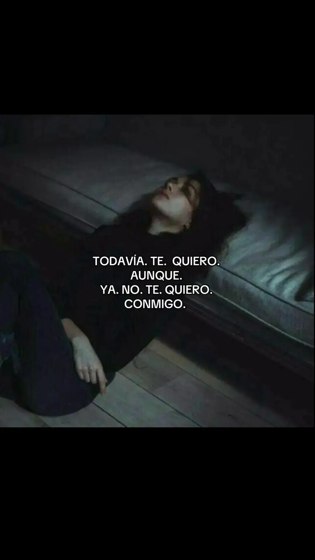 ÜItimamente me vengo sintiendo un poco mejor. No como antes, cuando cualquier recuerdo dolía. Sigo pensando en vos, claro, pero ya no con la misma nostalgia. Ya no se siente como un peso constante en el pecho. A veces me pregunto si del otro lado también pasa lo mismo. Si en algún momento del día cruzo por su mente, o si ya me borraste por completo. Y aunque intento mantener la distancia, hay momentos donde la curiosidad aparece. Donde las ganas de saber pueden más. Pero me contengo. Porque entiendo que soltar también es una forma de cuidarse. Vi algunos videos que me hicieron pensar. Decían que no hay que negar lo que uno siente, aunque esa persona te haya roto. Que a veces, el amor queda, aunque haya heridas. Y sí, todavía siento algo. No sé si amor, tal vez cariño. Un aprecio que quedó colgado entre todo lo que fuimos y lo que ya no somos. Algo que me negaba a aceptar por orgullo, o por miedo. También vi que en algún momento todo deja de doler, que llega el día en que ya no esperás, en que ya no te importa. Y aunque eso suene a alivio, me da miedo. Porque todavía hay una parte de mí que te espera. Que te piensa. Que fantasea con una versión distinta del final. Y me asusta que, si algún día volvés, ya no sienta nada. Que tenga que mirarte y decirte que ya es tarde. Sé que no tengo forma de saber si vas a volver o no. Capaz que esto es solo algo que me repito para no olvidarte del todo. Pero también sé que, aunque hoy te espere, hay momentos del día en los que ya no estás tan presente. Y eso me hace pensar que de a poco, sin quererlo, te me estás yendo. Y vos ni siquiera lo sabés. A veces, Cuando me quedo solo con mis pensamientos, agradezco que al menos intentaste cerrar la historia de una forma medianamente sana. Que accediste a hablar. a darme ese último momento. aunque te costara. Quizás todavía había algo de amor en vos en ese instante,o quizás solo fue respeto. No lo sé, pero lo valoro. No sé si este es un cierre o una pausa. No sé si algún día voy a dejar de escribir o si vas a volver a crUzarte en mi vida. Solo sé que todavía hay algo en mí que no quiere soltarte del todo. Y aunque duela, sigo esperando, sin saber bien qué. Si algún día leés esto y ya no me importás, ojalá puedas hacerme volver a sentir lo que sentí por vos alguna vez. Y si no... al menos me queda esto, para mí. Para recordar cuánto quise, cuánto dolió, y cómo, a pesar de todo, seguí adelante. Adiós, buen viaje. Te quiero a muerte✍️❤‍🩹🥀