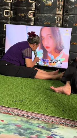Bà bảo không có cây bấm bài hát cái ti vi này chóng mặt quá bà chê ko mua loa nữa #dembuontinhlekaraoke #CapCut #VoiceEffects ##VoiceEffects ###triêuview 