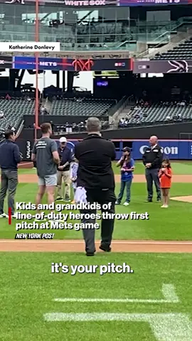 Four children and grandchildren of heroes threw out the first pitch at Wednesday’s Mets game — a feat one described as a “once in a lifetime opportunity.” 💙 Hannah Cristiano, 7, Charli Scalf, 11 and siblings Jackson, 7, and Stella Abear, 5 — descendants of FDNY and NYPD members who laid out their lives for others — braved the rain and stormed the mound with Answer The Call associate committee members in celebration of the charity’s 40th anniversary. Full story at the link in our bio.
