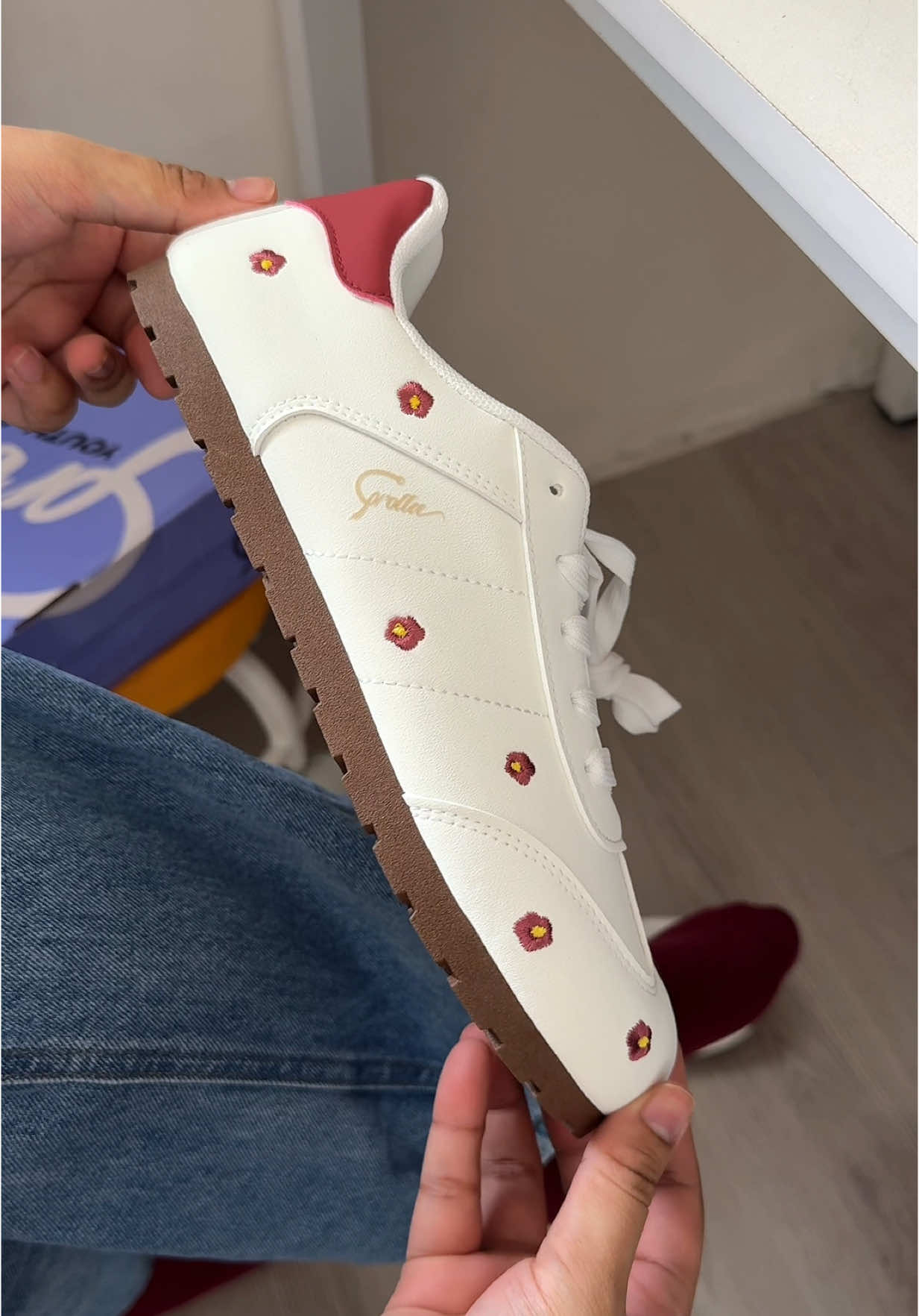 flower embroidered non slip casual shoes ! 👟🌺 #comfyshoes #shoesforwomen #whiteshoes #corollaph #corollashoes 