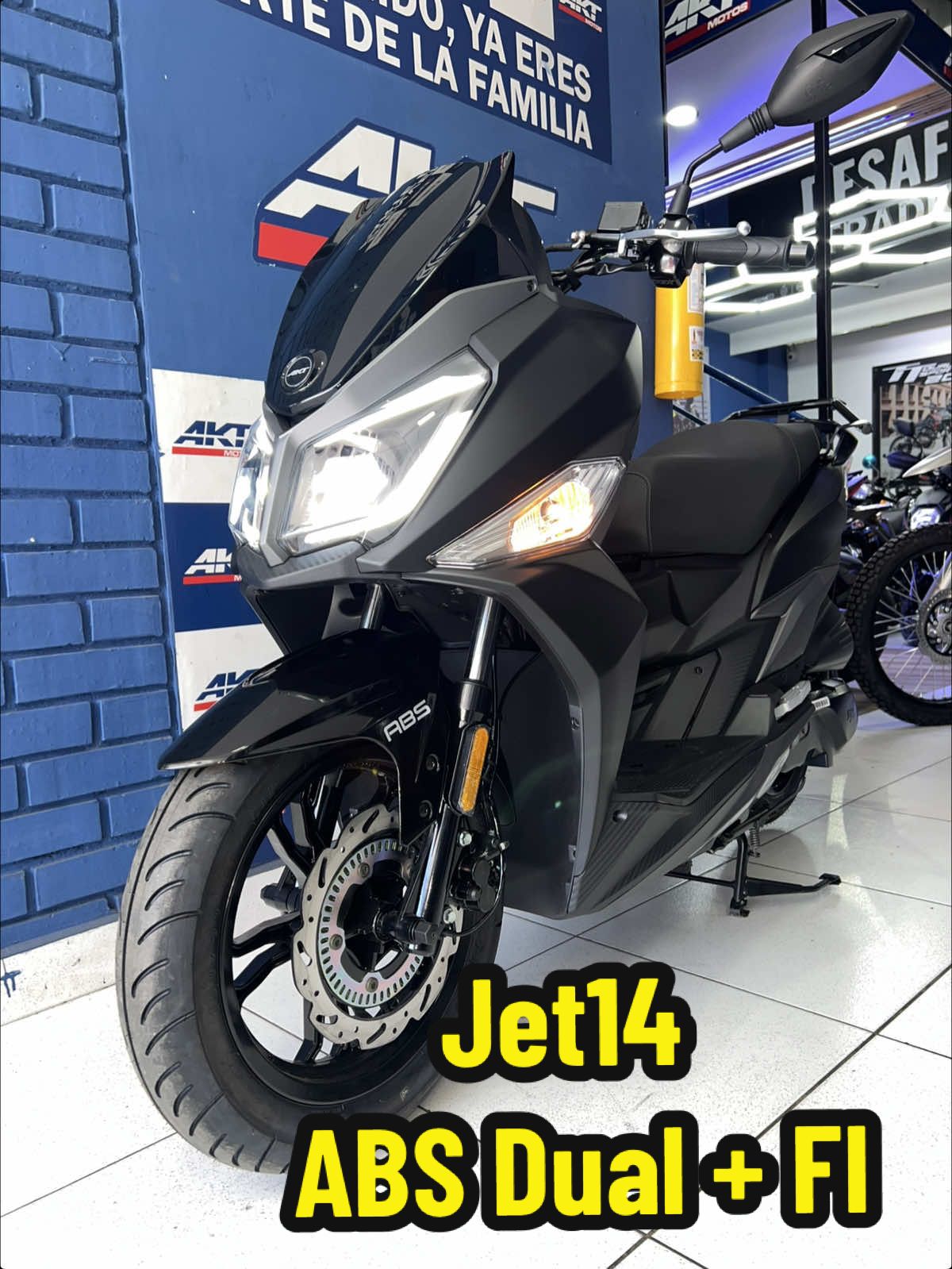 ¡Descubre la AKT Jet14! Tecnología, potencia y estilo urbano 🔥🛵 La AKT Jet14 es pura tecnología sobre ruedas: ABS dual canal, LED, inyección electrónica, tablero digital y hasta puerto USB. Una scooter 150cc diseñada para el ritmo urbano. La encontrás en Surtimotos San Gil, con opciones de financiamiento a tu medida. ¡Pasá y viví la experiencia AKT!