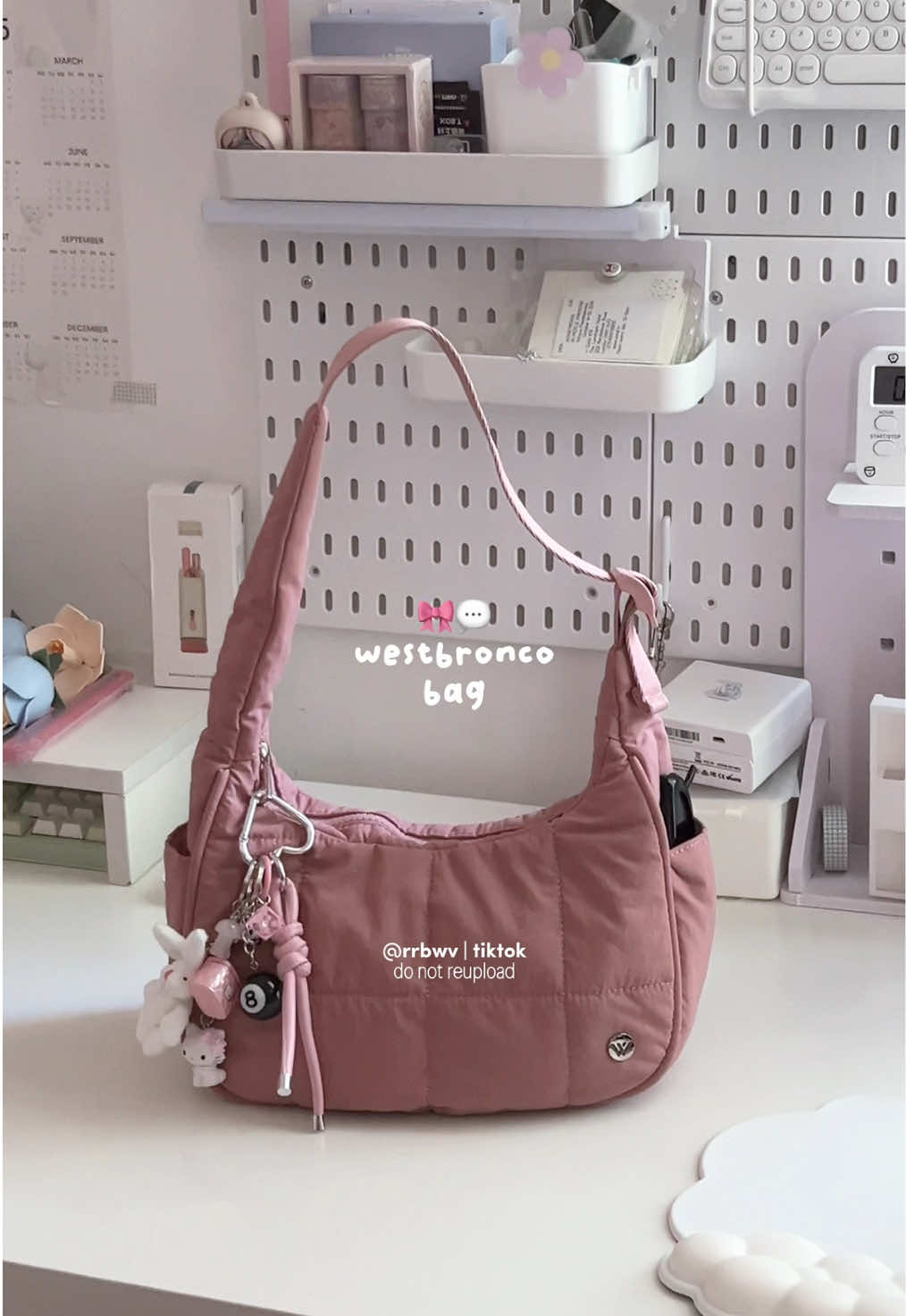 puffer crescent bag from @WESTBRONCO.MY 🎀☁️ jahitan, material, design semua purfeeect ye ✨ siap waterproof lagi and yang paling bestnya banyak pockett 😭🫶🏻  #cloudbag #pufferbag #westbronco #puffercrescentbag #westbroncobag #pinkbag #crescentbag 