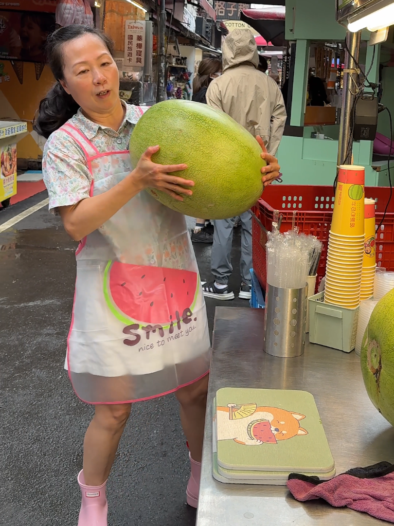 Amazing luck! Giant watermelon found - Fruit cutting skills - Taiwan street food Price : TWD 50 / USD 1.6 Location : 饒河街觀光夜 #Watermelon #FruitCutting #Taiwanese #streetfood #수박 #대만