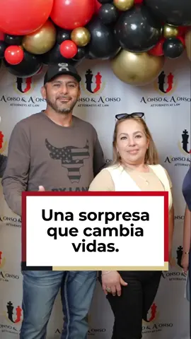 Sayda y Jorge nos fueron a visitar en nuestra oficina de Phoenix 🇺🇸 y al hablar con ellos, los sorprendeimos con sus permisos de trabajo aprobados. 🪪 ¡Nos hizo muy felices compartir la noticia! ✨ En Alonso y Alonso, continuamos luchando por las historias de nuestra familia de clientes, porque más que un caso, es su oportunidad de vivir en Estados Unidos de manera digna, tranquila y segura. 🙏 💬 Si conoces a alguien que necesite arreglar sus papeles, dile que nos mande un mensaje para evaluar su caso GRATIS. #AbogadosAlonso #ClientesFelices #EquipoDeLosSueños #AbogadosDeInmigracion #LatinosEnUSA