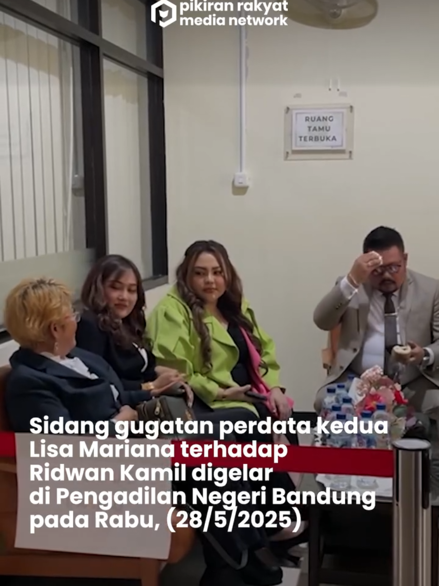 Lisa Mariana tampil cetar habis di sidang, sementara Ridwan Kamil? Masih mager nggak hadir! 🙄 Cuma kirim pengacara, kayak nggak ada urusan. PN Bandung bilang kalau RK gak datang lagi, ya langsung mediasi aja. 😅# Lisa, keadilan atau spotlight sih yang dicari? 🤨👇 #fyp #jurnalgaya #prmn #lisamariana #ridwankamil 