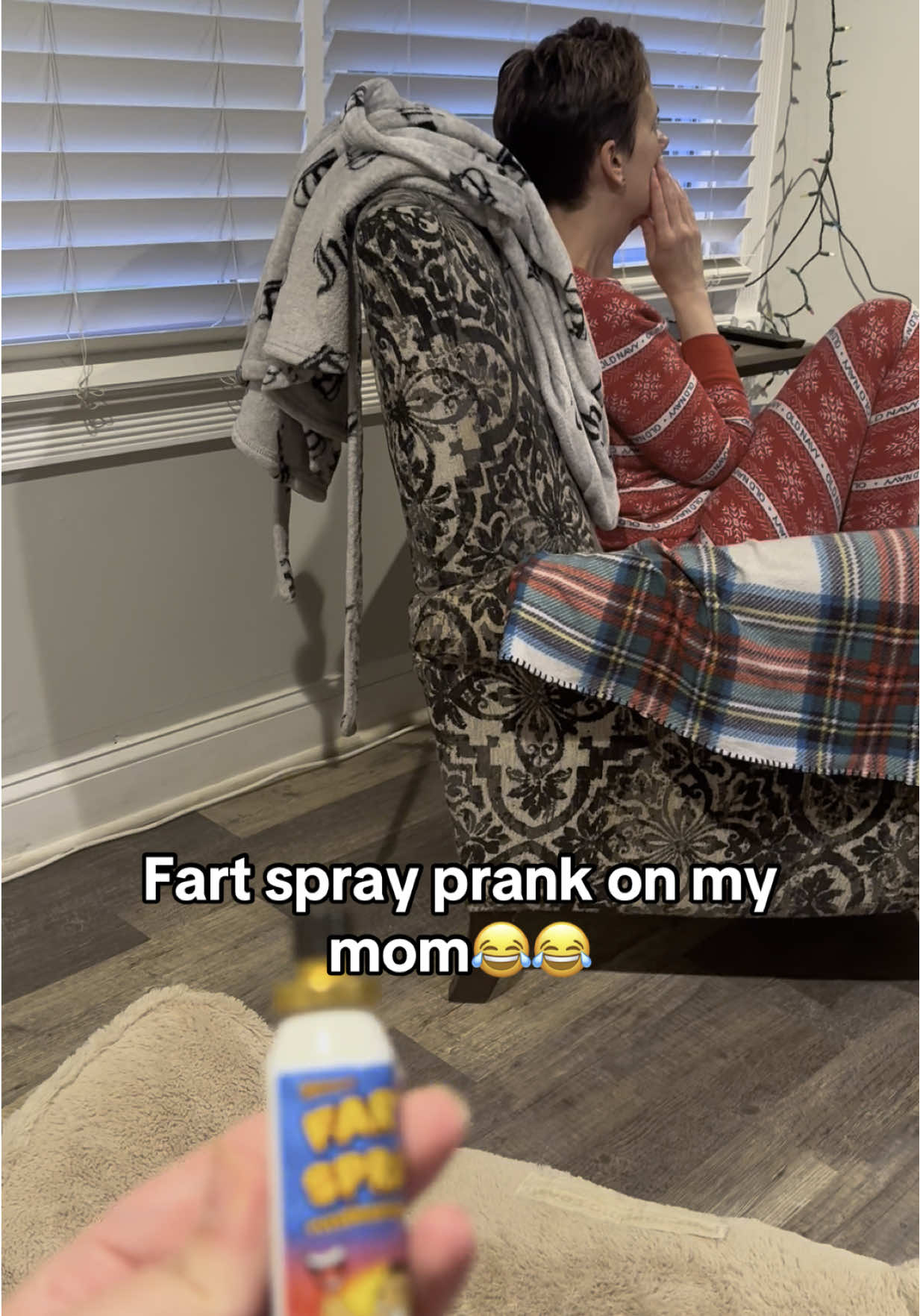 I’m cryinggggg😂😂😂😂IM SORRY MOM!!😭😭😭🤣🤣🤣 #mom #prank #fyp #viral #foryoupage #trending #like #MomsofTikTok #prankwars #comedyvideo #funnyvideos #fypシ゚viral #prankvideo #fart #fyppppppppppppppppppppppp 