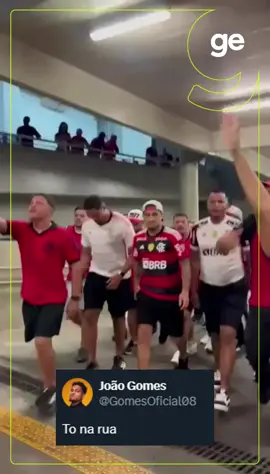 CRIA DE VERDADE! 🔴⚫ Simplesmente João Gomes, volante do Wolverhampton, andando na rampa do Maracanã no meio da torcida do Flamengo para assistir ao confronto contra o Deportivo Táchira, pela Libertadores. 📷 Reprodução #flamengo #libertadores #wolverhampton #joãogomes #futebol