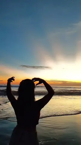sekali nya cerah sunsetnyaa baguss bgtt 🥺🩵 absen dulu yg ke petitenget beach kmrenn 