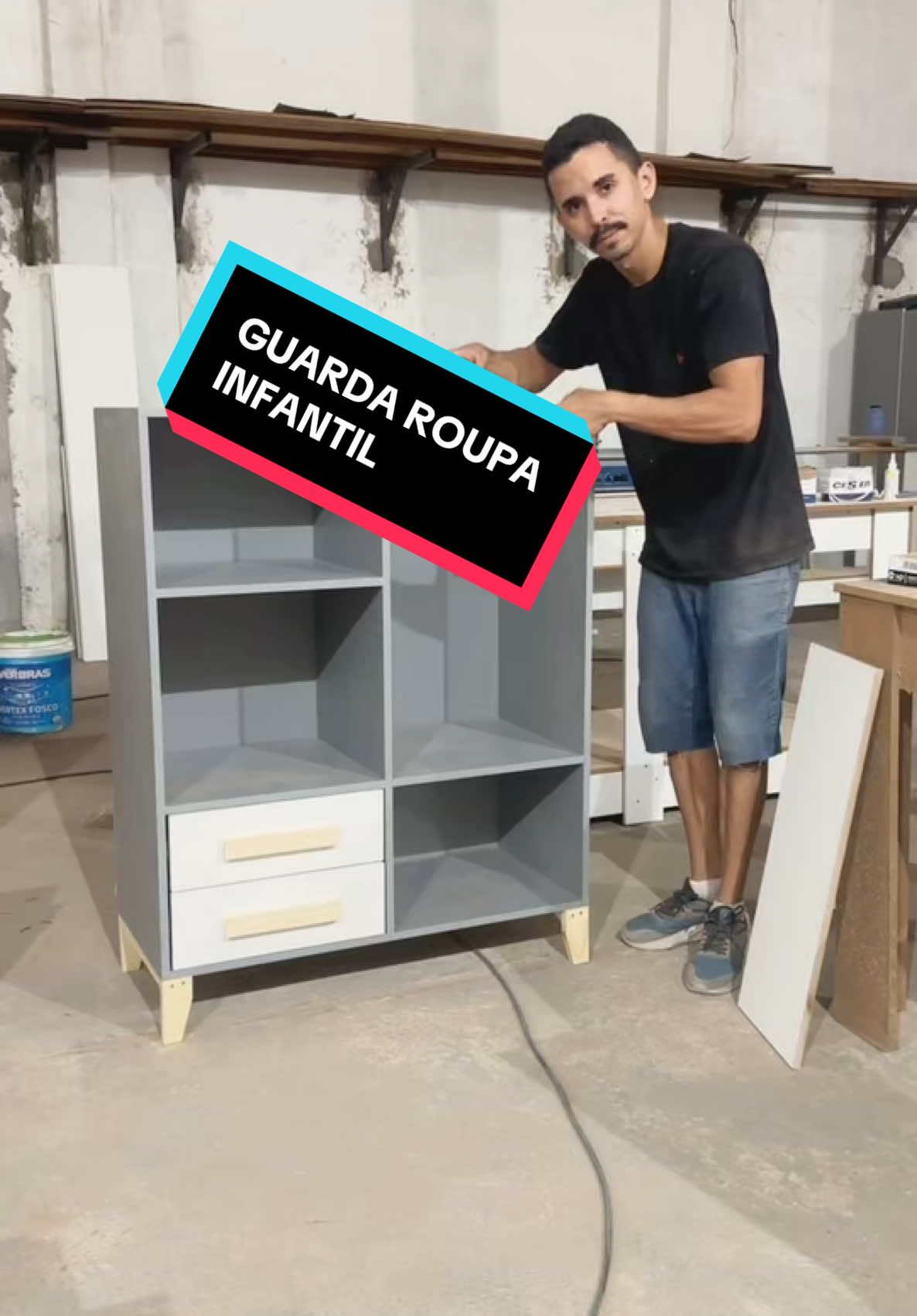Guarda roupa infantil!!! #marcenaria #marceneiro #guardaroupa #infantil #montagem #montador #mdf #cinza #gaveta #virginia #humor 