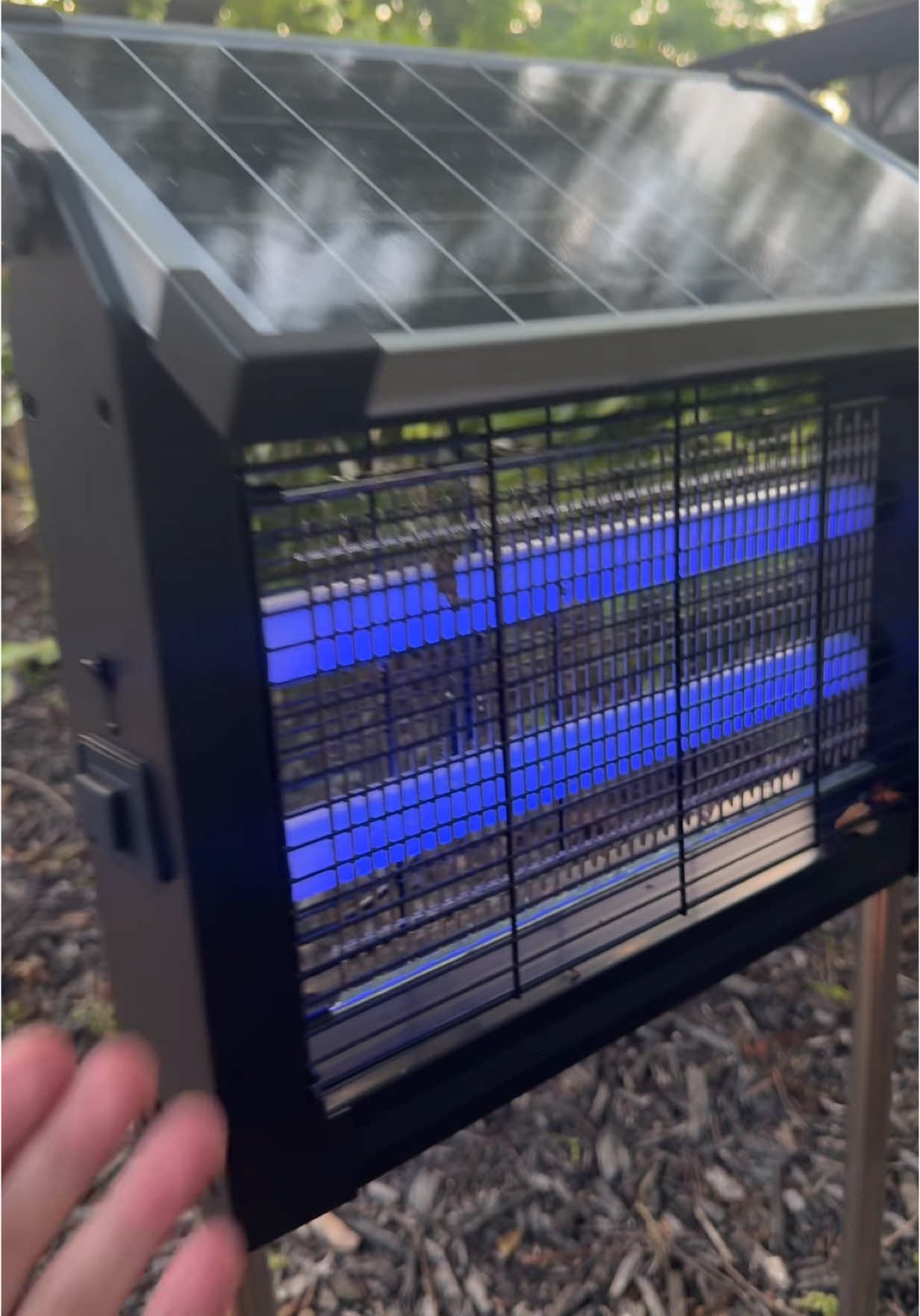 This is the absolutely amazing #aukfa_solar_bug_zapper you can get now that is absolutely amazing and actually works! Must see! #solarbugzapper #kahlaDeals #Kahlatalk #Kahlatech  #TikTokShopCreatorPicks #tiktokshopmemorialday #SummerTurnUpEOB #OutDoorFun 