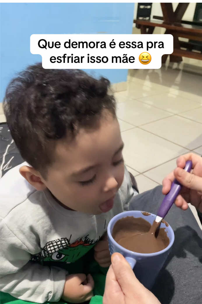 Pra que esfriar tanto assim 😆. #maternidadecomhumor #maternidadereal #mae #demora #chocolate #chocolatequente #frio #criancasengracadas #bebestiktoks #babylove #babytiktok #creatorsearchinsight #creator #fyviral #fyviralvideo #fyp #fyyyp #fyyyyyyy #foryoupage❤️❤️ #crescernotiktok 