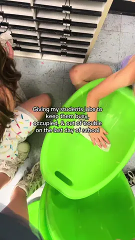 My sweet little helpers getting my room ready for next years first graders 🩷 they all ASKED for jobs and to help me! #endoftheschoolyear #eoy #firstgradeteacher #elementaryteacher #firstgrade #lastdayofschool #teacherhumor 