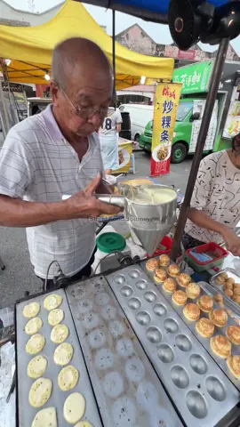 Friendly Grandpa Makes Soft Kaya Ball At Night Market 🔍 Business name  Kaya Balls 📍Address Pasar Malam Seri Kembangan, Kuala Lumpur 💵 Price  RM 7/$ 1.60 USD