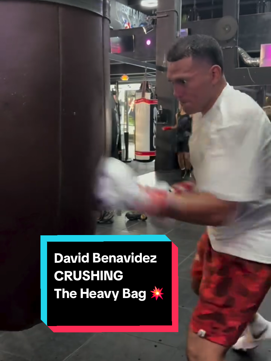 Undefeated Boxer David Benavidez CRUSHING The Heavy Bag. 💥 Via:@benavidez300  #BOXING 