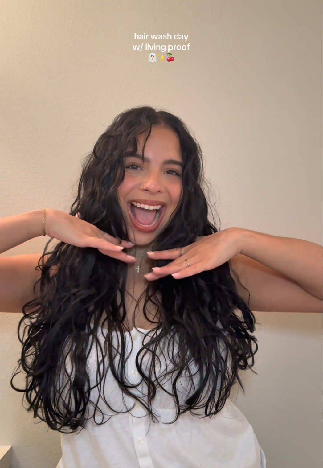 gifted by Living Proof  my wavy hair is thriving with this shampoo and conditioner 🤩  #gifted_by_livingproof #livingproofinc #wavyhair #fyp #livingproofpartner #naturalhair  #wavyhairroutine #beauty #for  #foryoupage #hair #fypage #fy 