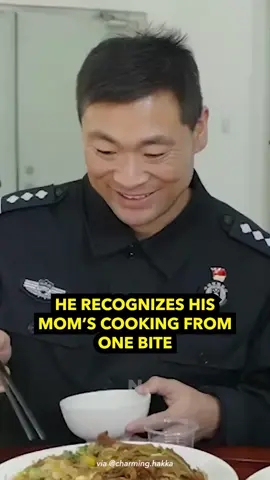 During a surprise visit, a police officer's mother was discreetly preparing a meal for him. 🍱🍚 The most touching moment came when he identified her cooking with just a single taste. Don't forget to call your mom 🤙😭 via: @charming.hakka 📽️Video by: Gabe Jung 🤳Click our linkinbio to sign up to our daily newsletter. 📰Follow us for the latest Asian News @NextShark #news #reel #mom #mum #mothers #mama #happymothersday #mothersday #motherhood #lovemom #gift #firefighter #policeofficer