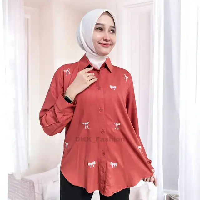 Kemeja bahan Rayon twill yang adem, tidak nerawang, bahan jatuh. READY STOCK. ada 2 ukuran ld 110 untuk bb 40-75 kg dan ld 120 untuk bb 60-80 kg. Cocok dipakai kuliah, kerja atau untuk liburan juga nyaman banget dipakai.  #kemejawanita #kemejaoversize #Rayon #bordir #OOTD 
