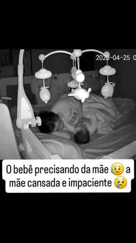 Cenas tristes 😢  Mãe sem ajuda como eu te entendo, mas não posso deixar de alertar que nós sabemos que o bebê precisa de nós, na outra ponta está o bebê que depende integralmente de nós e não sabe que estamos cansadas. O que você diria para está mãe? Escreva nos comentários  #maternidadereal #maedebebe #sonodobebe