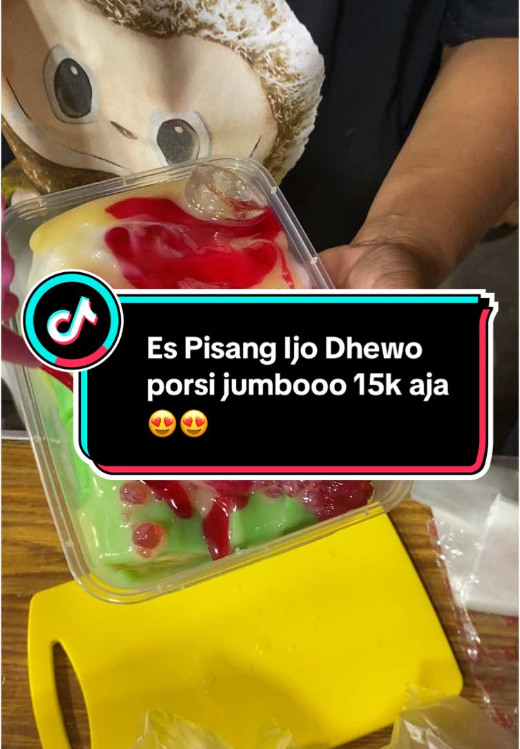 Baru juga ditinggal sebentar, ada aja gebrakannya Semarang nih. Es pisang ijo dhewoo (gedhe dowo). Pakai sirup asliiii dari Makassar lagiiiii, makin otentikkk. #espisangijo #espisangijodhewo #kulinersemarang #rekomendasikulinersemarang #makanenak #jajananviral 