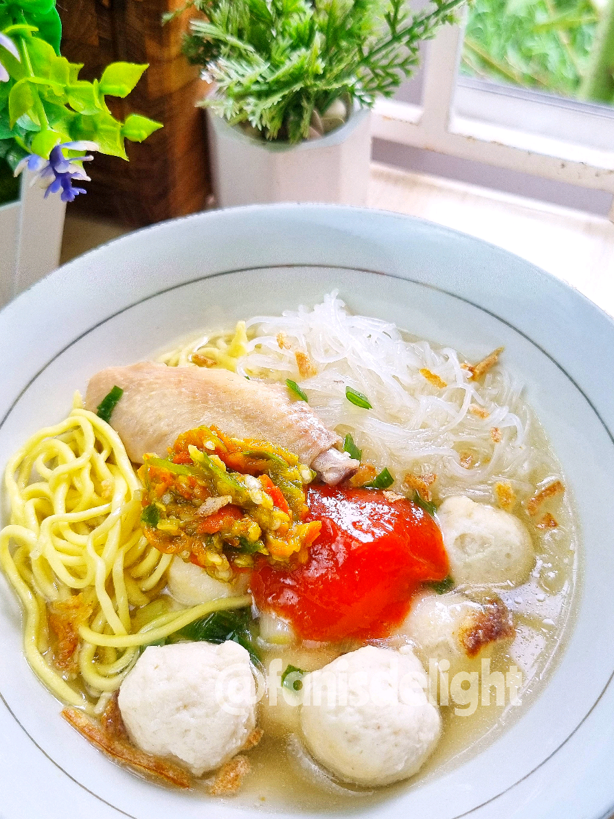Semenjak tau resep ini jadi jarang beli bakso diluar !!  Bikinnya satset simple rasanya luar biasa enak banget !! 🥰 recomended untuk ide jualan loh ! Resep bakso ayam simple anti ribet Bahan bakso; 300gr dada ayam 50gr es batu 1 putih telur 3/4 sdt gulapasir 1 sdm minyak goreng 1/8 sdt baking soda 2 sdt desaku bawangputih 1 sdt ladaku 1 sdt garam Bahan kuah ; 100gr tulang ayam 1 potong sayap ayam 2 sdt garam 1.250ml air 1 sdm bawang goreng 1 daun bawang 1 sdt desaku bawangputih 1/2 sdt ladaku #resepbaksoayam_satset #resepsatset_rudy #bakso #resepbaksopraktis #baksoayam #kuahbakso #makananindonesia #masakanindonesia 