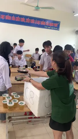 🌿 “Trăm nghe không bằng 1 thấy”  8a1 Chốt 48 xuất , thì 8a2 cũng chốt liền 50 xuất .  👋Cảm ơn thầy trò và phụ huynh 8a2 đã chốt nhanh trong 5phút khi xem xuất ăn trực tiếp tại lớp 8a1 - THCS Đông Hưng 😍 Trà Chanh Bụi Phố