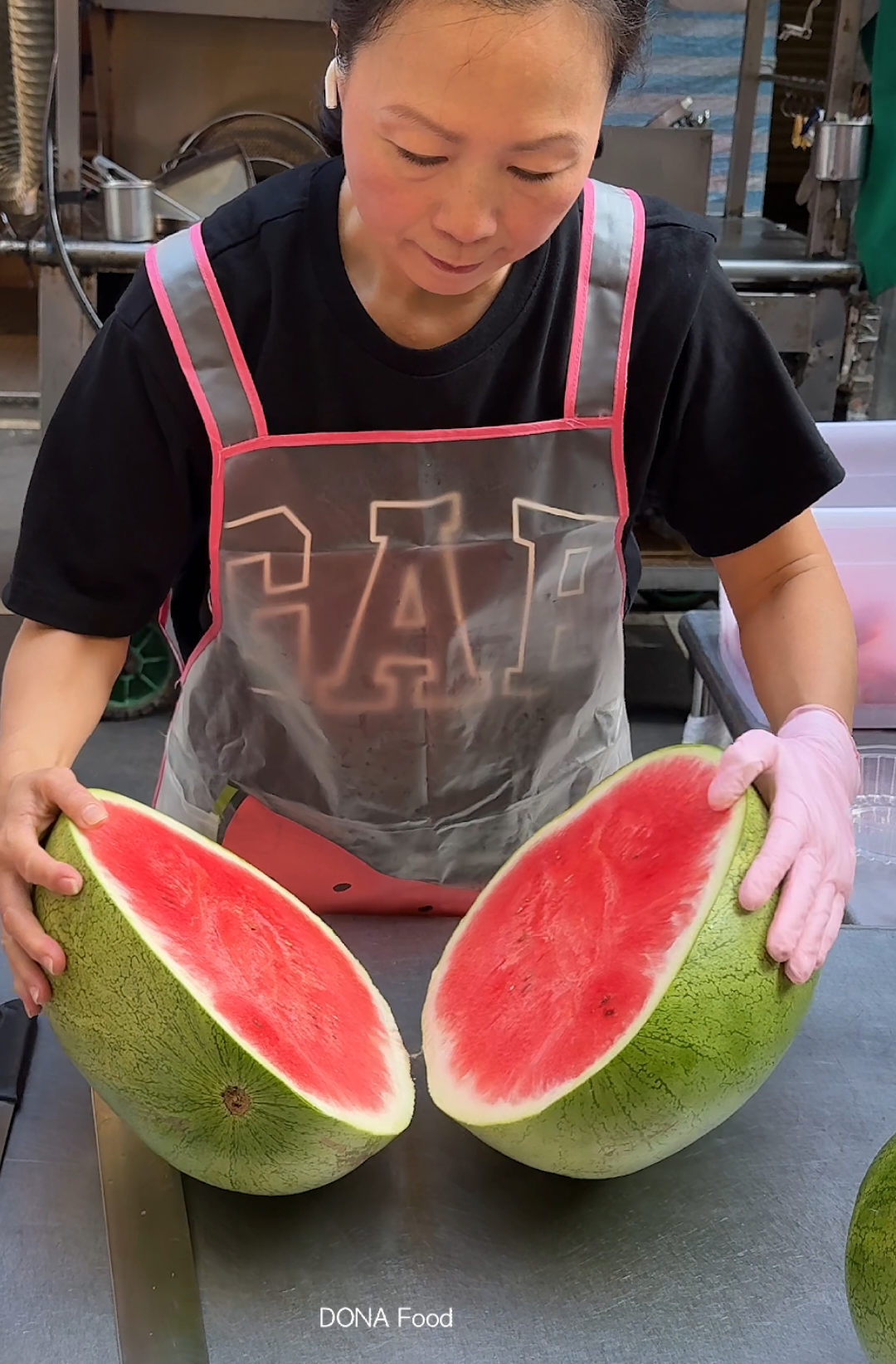 Best Fruit Juice! Taiwanese Giant Watermelon Juice - Fruit Cutting Skills - Taiwanese Street Food  Price : TWD 50 / USD 1.6 Location : 饒河街觀光夜市 https://goo.gl/maps/VKCWqAvpDM1snpTR6 #streetfood #taiwan #fruit 