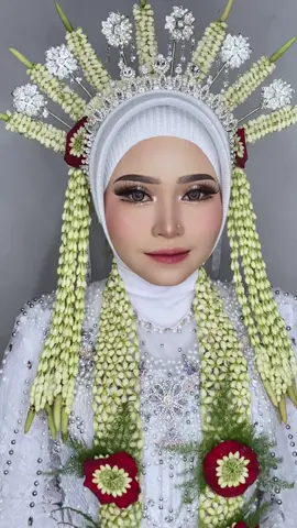 Masyaallah madura Lilin memang the best,cuatik bingitss 😍 Lokasi perengan guluk2 sumenep📍 More info ———————— wedding,prewedd,wisuda,tunangan,party,carnaval,dll menerima sewa dekor: wedding,prewed,tunangan,party,carnaval,dll by request 📍 Pakong pamekasan 📲 081905025895 #lovenauralovers #viral #fypシ #ownernaurawedding #muapakong #muamadura #muapamekasan #muasampang #muabangkalan #muasumenep #mua #makeupflawless #muahits #weddingday #makeupartist #makeup #gili