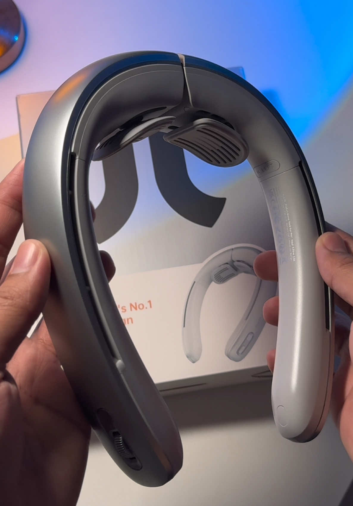 Experience hands-free cooling with the Jisulife Neck Fan Pro1. Engineered for comfort and designed with style, this innovative wearable fan delivers powerful airflow with minimal noise—perfect for commuting, working, or relaxing outdoors. #Jisulife #NeckFanPro1 #NeckFan #HandheldFan #PortableFan #MiniFan #TurboFan 