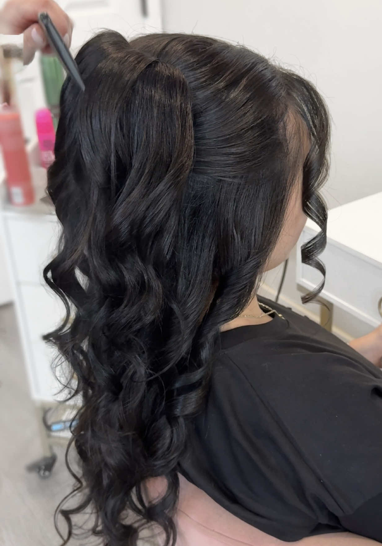 ✨ Elegant half-up, half-down curls tutorial in progress! 💁‍♀️ This voluminous, elegant style is perfect for weddings, proms, or any day you want to feel a little extra. 💕 Stay tuned for the full step-by-step breakdown! 🔥 #HairTutorial #CurlyHairGoals #HalfUpHalfDown #GlamHair #HairInspo #SalonStyle #WeddingGlam #losangeleshairstylist #losangelesmakeupartist  #burbank #glendale #pasadena #hairtutorials #hairvideo 