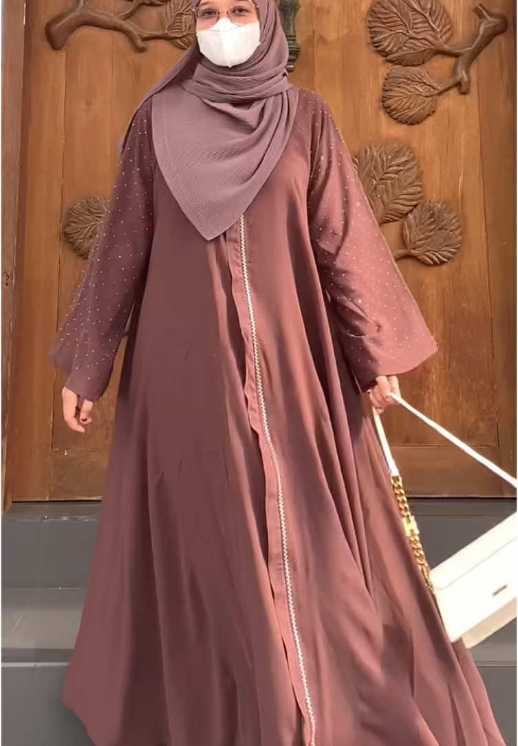 ✨Abaya Balqist berbahan Sabreen UV Protection – jatuh, lembut, adem, dan nyaman banget! Plus, cutting mayung bikin kamu tampil anggun di setiap langkah. #AbayaBalqist #rekomendasiabaya #abayastyle #abayagirls #abayafashion 