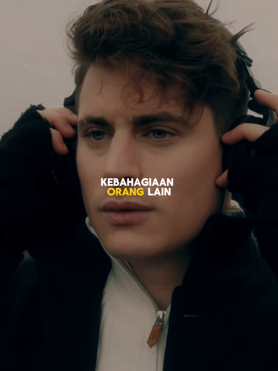 #CapCut  kebahagiaan orang lain tidak akan mengurangi kebahagiaan mu #prinsiphidup #fyp #motivasidiri #sadstory 