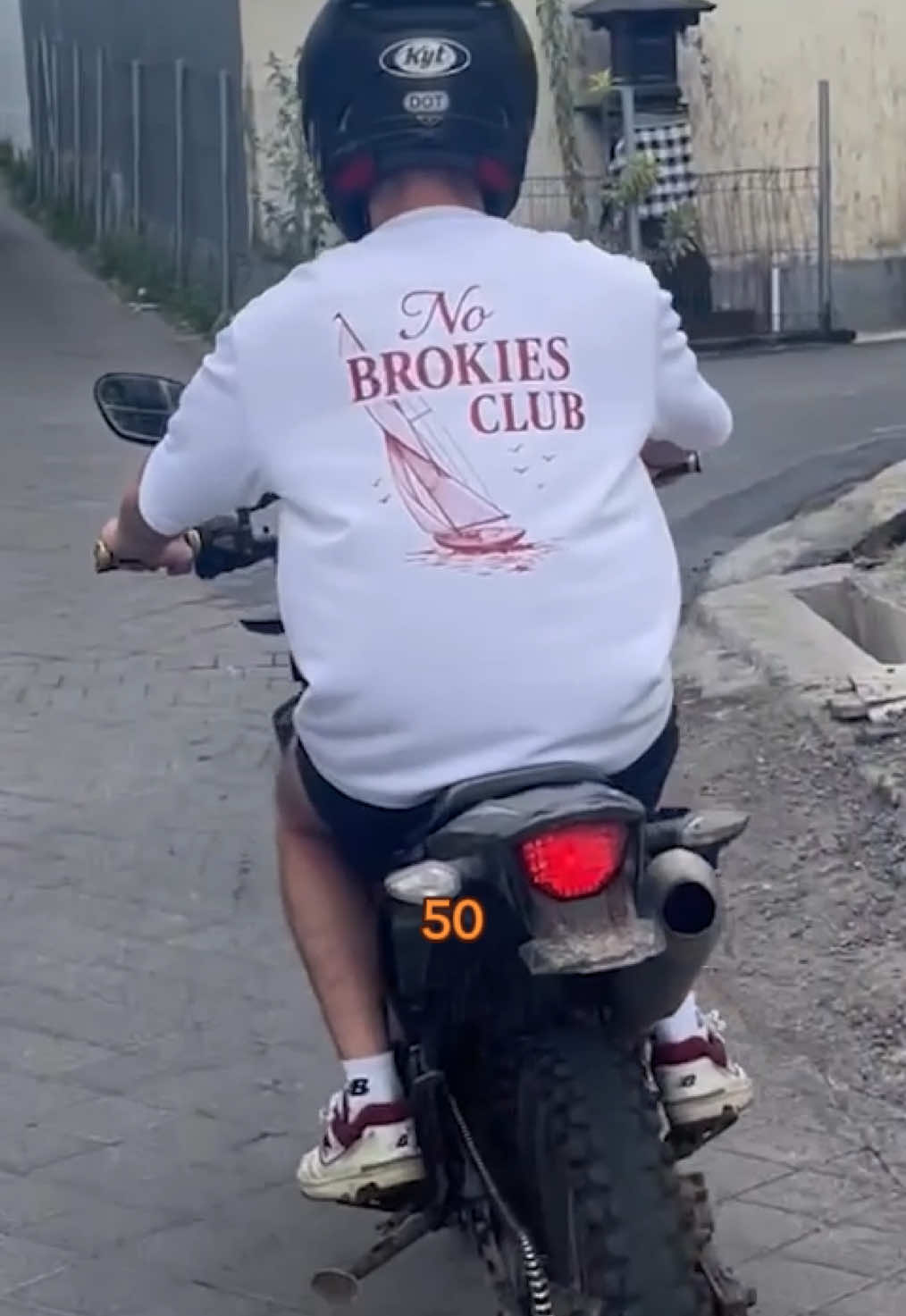 Ce matin, j’ai eu une idée. J’ai suivi l’impulsion, sans plan, sans but précis… juste pour le kiff de créer. Un dessin, un t-shirt, une vibe. Si toi aussi t’as aimé l’idée, commente « idée ». À 50 personnes intéressées, je lance les précommandes