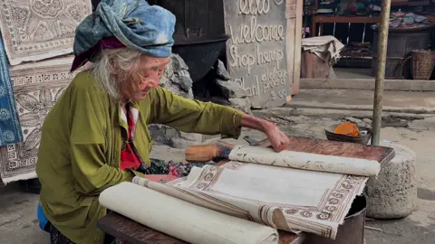 Cụ Bà người Mông năm nay đã hơn 90 tuổi vẫn miệt mài với tay nghề vẽ sáp ong trên vải lanh tỉ mẫn và điêu luyện #hagiang #taybac #vietnam #langnghe #truyenthong #nguoimong #hmong #htx #vailanh #linen #caylanh #tronglanh #detvai #trainghiem #vanhoa #dulich #tamlinh #mienphi #travel #phuot #mucangchai 