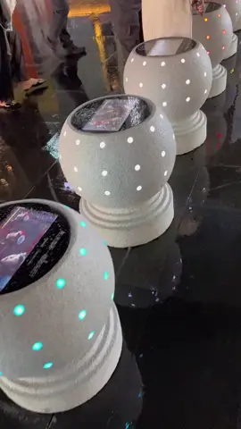 Shenzhen benar-benar maju! Blokade bola batu granit penghalang mobil di Dalang Commercial Center dapat mengisi daya ponsel secara nirkabel dan dapat digunakan secara normal bahkan pada saat hari sedang hujan. Kota ini benar-benar maju dan layak disebut sebagai kota sains dan teknologi! 👍         #fyp #shenzhen #china #technology #inovation 