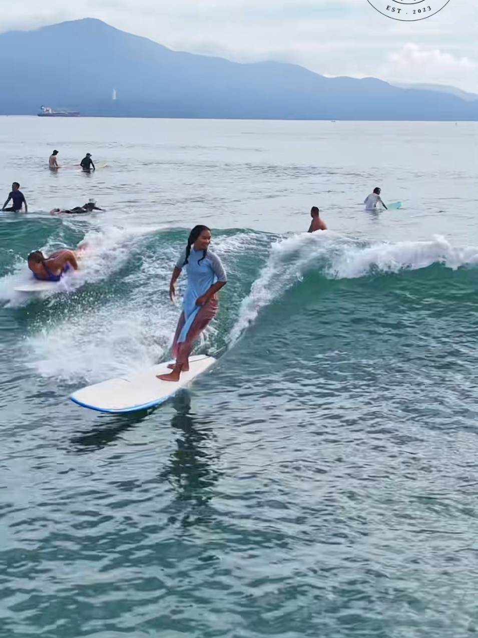 Mặc áo dài lướt sóng ở biển Mỹ Khê Đà Nẵng luôn nè mọi người #luotsong #bienmykhe #mykhedanang #viralvideo #trending #xuhuong 