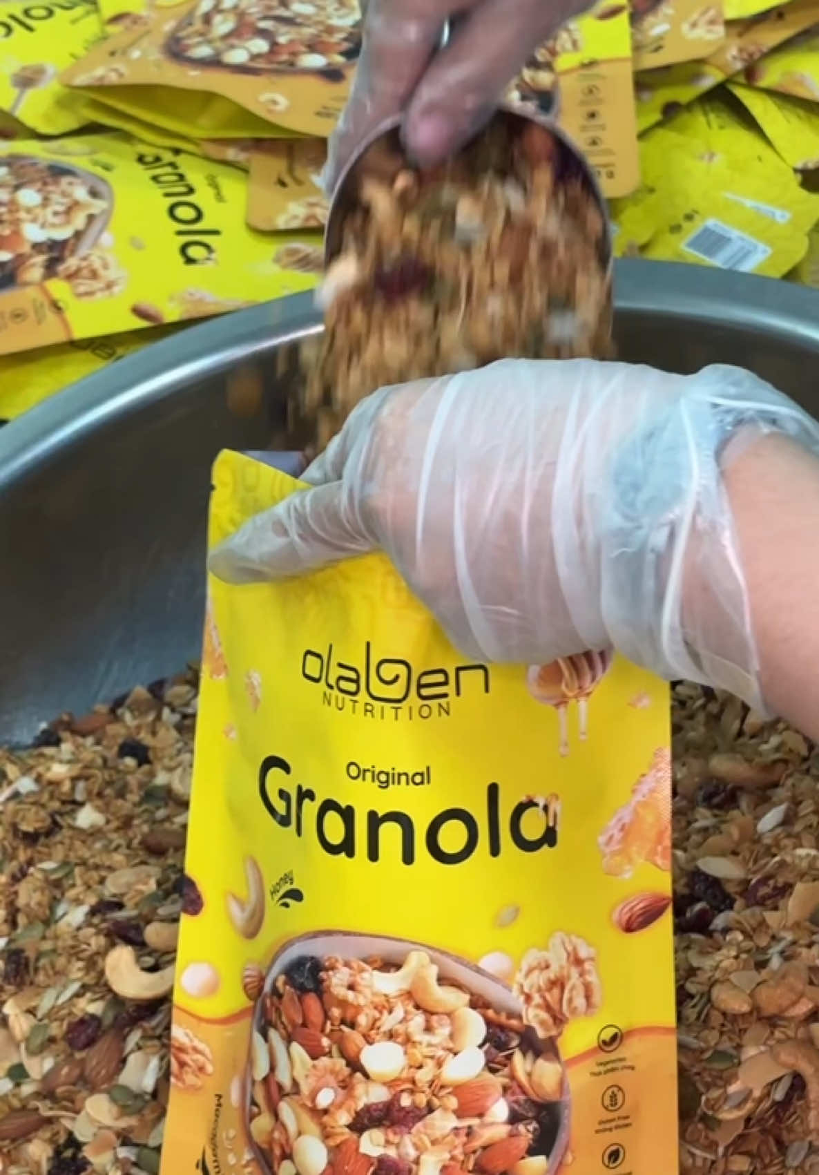 Granola nóng giòn, thơm phức!😋🌾🍯✨ Bếp tất bật ra lò mỗi ngày với từng mẻ nhỏ chất lượng👩🏻‍🍳Comment chấm👇“.” để bếp ship ngay mẻ MỚI tươi ngon trong ngày! 🚚 #OlabenNutrition #granola 