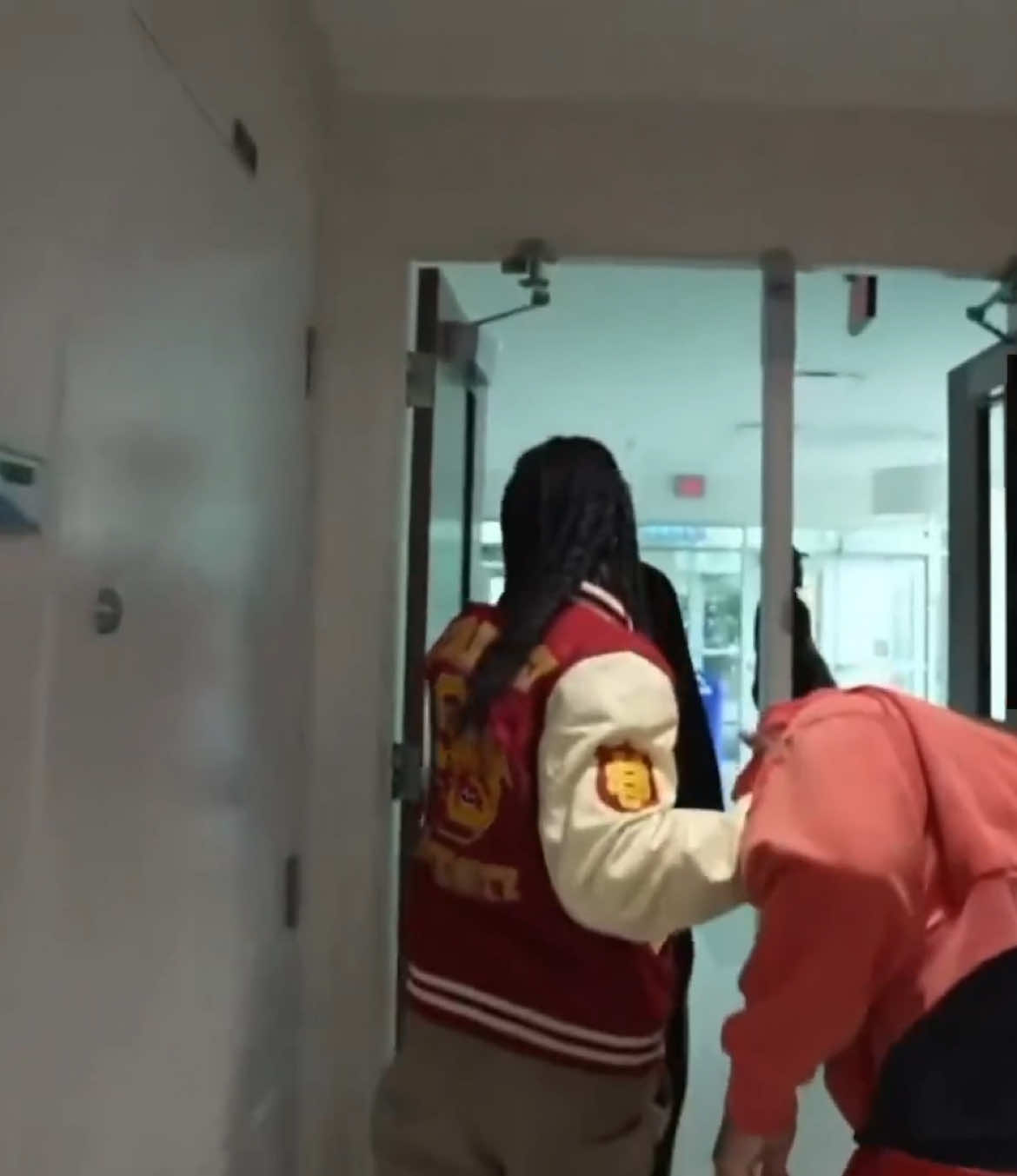 Kai Cenat walks Deshae into the pole #fyp #deshaefrost #kaicenat #twitch #clips #streameruniversity 