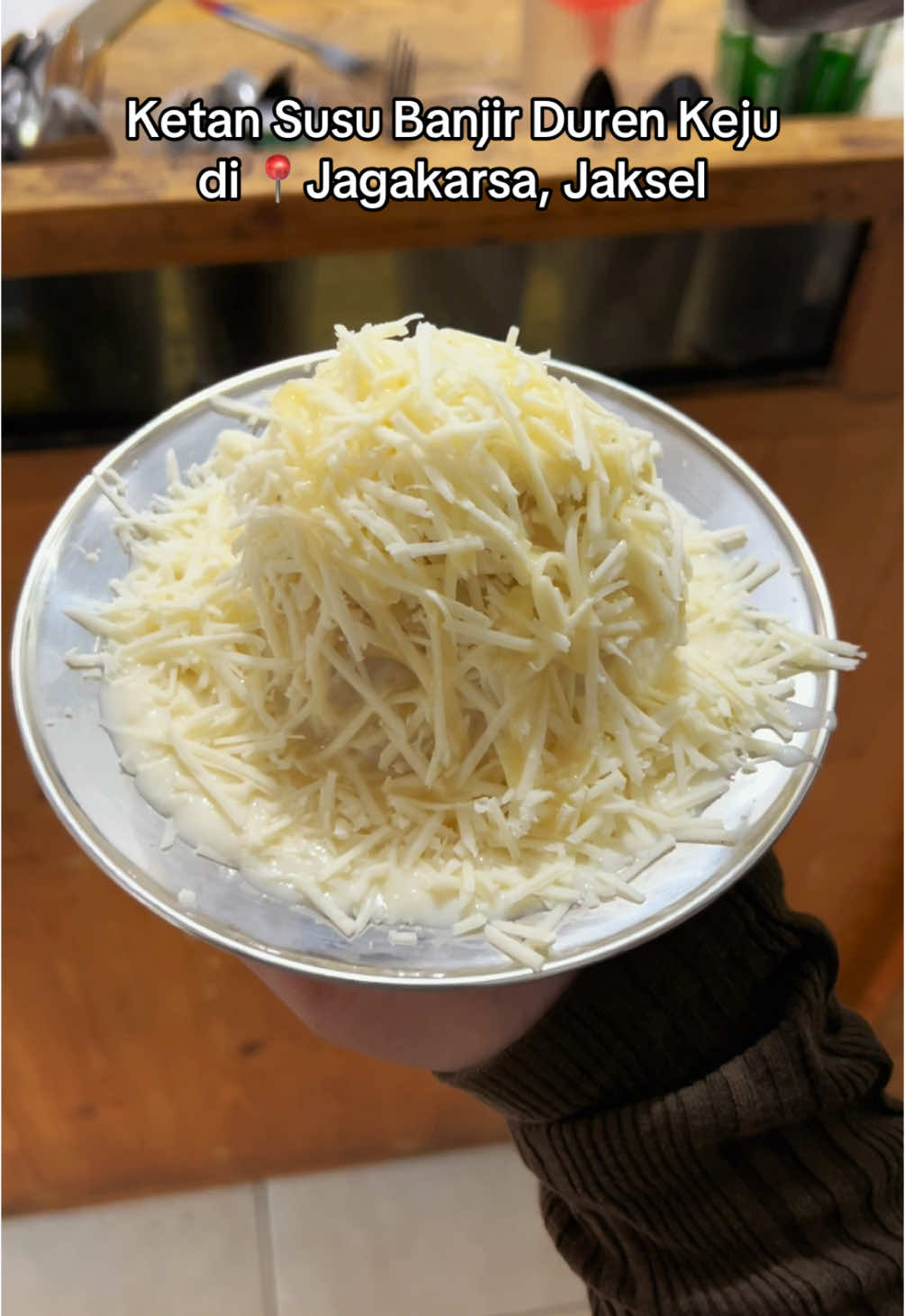 ketan susu disini pake kuah susu yang sudah kami olah, jadi lebih creamy, gurih, cocok banget dipaduin sama durian + keju🤩✨ 📍Warung Bu Gendut Jagakarsa 🕥BUKA SETIAP HARI 16.00 - 22.30 #warungbugendutjagakarsa #ketansusu #ketansusubanjir #tansu #ketansusuduren #ketansusudurian #durian #durianlover #duren #pecintaduren #kulinerjagakarsa #jagakarsa #infojagakarsa #kulinerjaksel #kulinerjakarta #srengsengsawah 