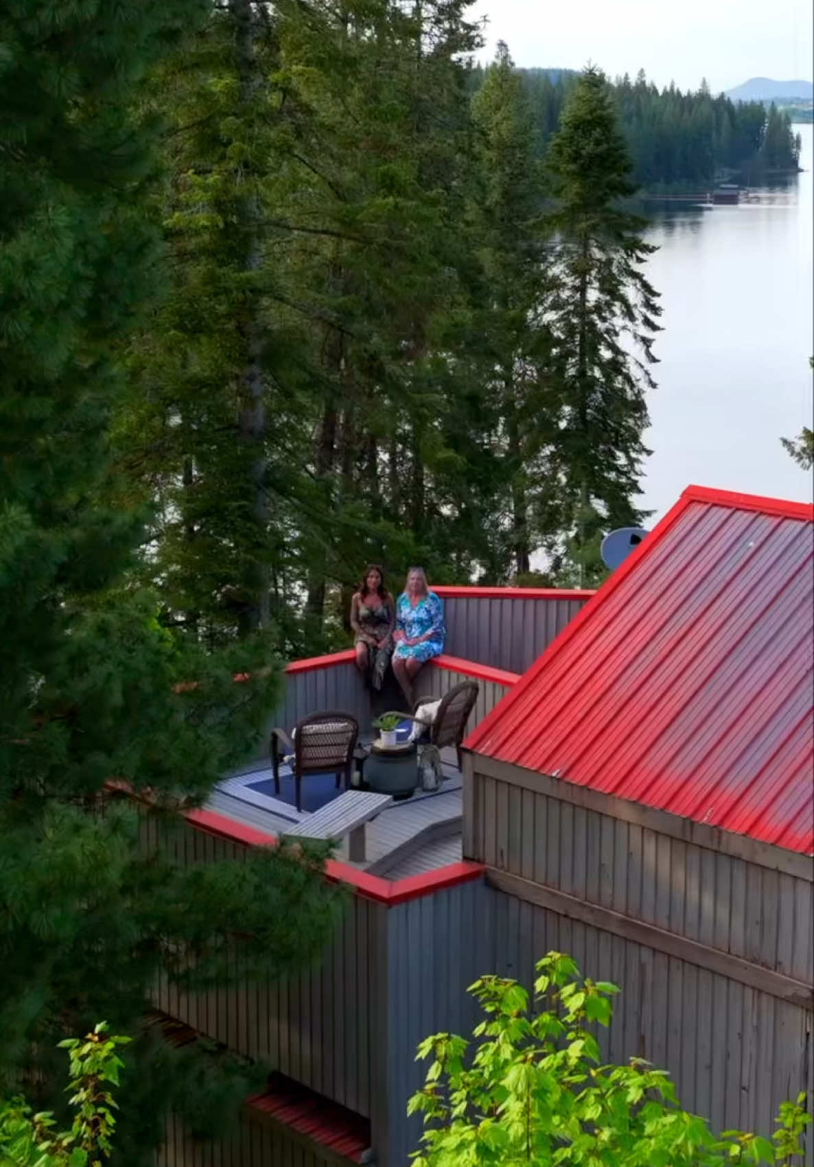 A rooftop like this? You don’t share it… you own it. 🔑 Lake views. Two boat slips. No neighbors above you—just sky. Listed by Courtney Lata & Jodi Meyer priced at $950K 🌲💧 1643 W Kidd Island Rd, CDA #WaterfrontLiving #LakeHouseGoals #AirbnbInvestment #VRBOready #ModernCabin #RooftopViews #CDARealEstate #VacationVibes #IdahoHomes #LakeLifeLiving #DreamHomeAlert #ModernRetreat #ReelEstate #RealEstateGoals